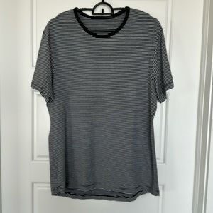 Men’s size small cotton 5 year basic lululemon t shirt